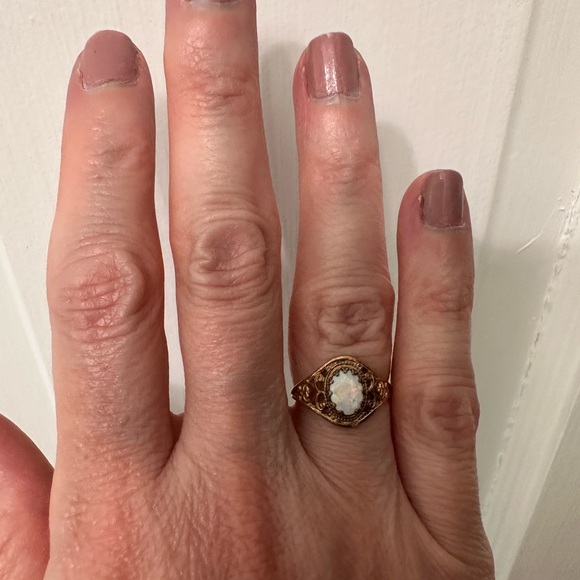 Elegant Gold Opal Ring - Picture 3 of 6